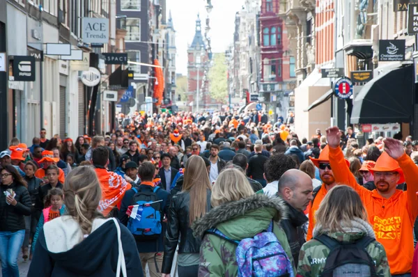 AMSTERDAM-APRIL 27: Busy Amsterdam street during King's Day on April 27,2015 in Amsterdam, the Netherlands. — Stockfoto