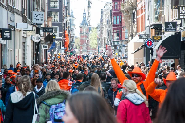 AMSTERDAM-APRIL 27: Crowd of people on Amsterdam street during King's Day on April 27,2015 in Amsterdam, the Netherlands. — Stockfoto