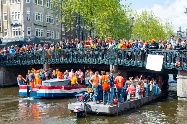 АМСТЕРДАМ, НИДЕРЛАНДЫ-АПРЕЛЬ 27 апреля: Вечеринка на лодке через Амстердамские каналы во время Дня короля 27 апреля 2015 года . — стоковое фото