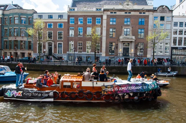 АМСТЕРДАМ - 27 АПРЕЛЯ: Вечеринка под открытым небом через Амстердамские каналы во время Дня короля 27 апреля 2015 года. Нидерланды . — стоковое фото