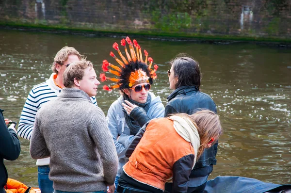 AMSTERDAM-ABRIL 27: Personas indefinidas en naranja tradicional celebran el Día del Rey en el canal Singel el 27 de abril de 2015 en Ámsterdam, Países Bajos . —  Fotos de Stock