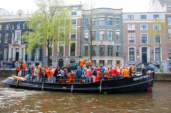 AMSTERDAM-ABRIL 27: Los lugareños hacen una fiesta de baile en un barco el Día del Rey a lo largo del canal Singel el 27 de abril de 2015, Holanda . — Foto de Stock