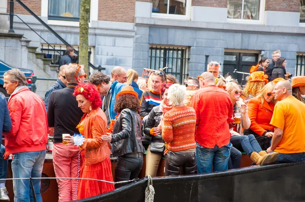 АМСТЕРДАМ-АПРЕЛЬ 27 апреля: Местные жители и туристы отмечают День короля, также известный как Koningsdag 27 апреля 2015 года, Нидерланды . — стоковое фото
