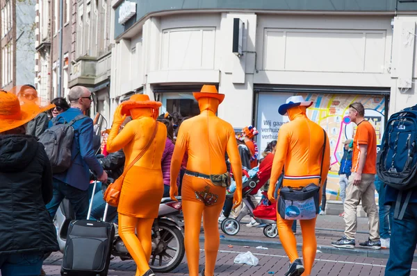 AMSTERDAM-APRIL 27: Locals and tourists in orange take part at celebration Koningsdag (King's Day) on April 27,2015, the Netherlands. — Stockfoto