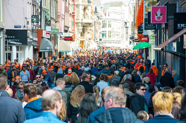 AMSTERDAM-APRIL 27:Thousands locals and tourists celebrate King's Day on Amsterdam street on April 27,2015, the Netherlands. — Stockfoto