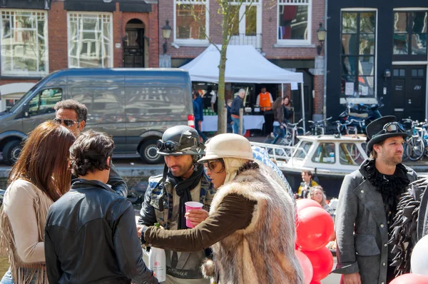 AMSTERDAM-APRIL 27: Unidentified town-dwellers solemnize King's Day on April 27,2015 in the Netherlands. — Stock Fotó