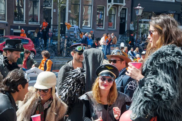 AMSTERDAM-ABRIL 27: Los lugareños y turistas no identificados celebran el Día del Rey en el barco el 27 de abril de 2015, Holanda . — Foto de Stock