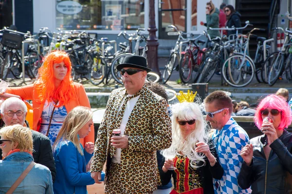 AMSTERDAM-APRIL 27: Unidentified people celebrate King's Day along the Singel canal on April 27,2015, the Netherlands. — Stockfoto