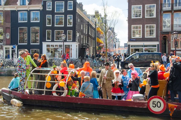 AMSTERDAM-ABRIL 27: Personas no identificadas en el barco celebran el Día del Rey a lo largo del canal Singel el 27 de abril de 2015, Holanda . — Foto de Stock