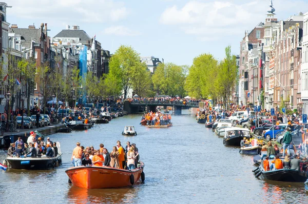 Amsterdam-April 27: Amsterdam Singel canal vol met bootjes op King's dag op April 27,2015. — Stockfoto