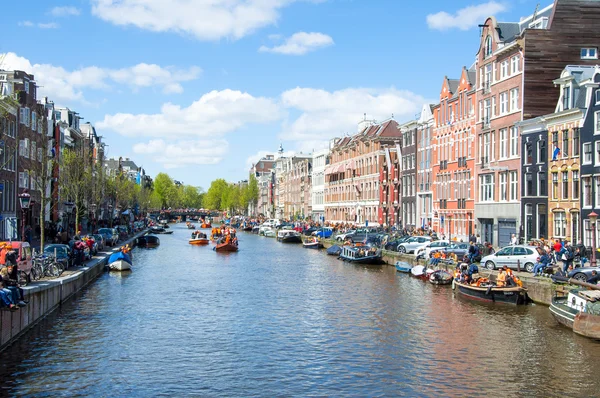 AMSTERDAM-ABRIL 27: Paisaje urbano de Ámsterdam en el Día del Rey, el 27 de abril de 2015, Países Bajos . — Foto de Stock