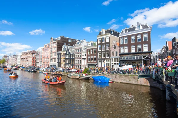 AMSTERDAM-APRIL 27: Happy People celebrate King's Day  around Amsterdam canals, crowd of people enjoy the festival on the bridge on April 27,2015, the Netherlands. — Stock fotografie