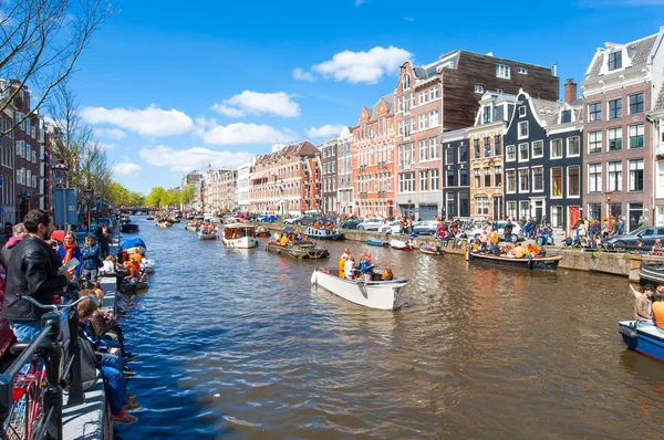 AMSTERDAM-APRIL 27: Locals and tourists celebrate King's Day along the Singel canal on sunny day on April 27,2015. — Stock fotografie