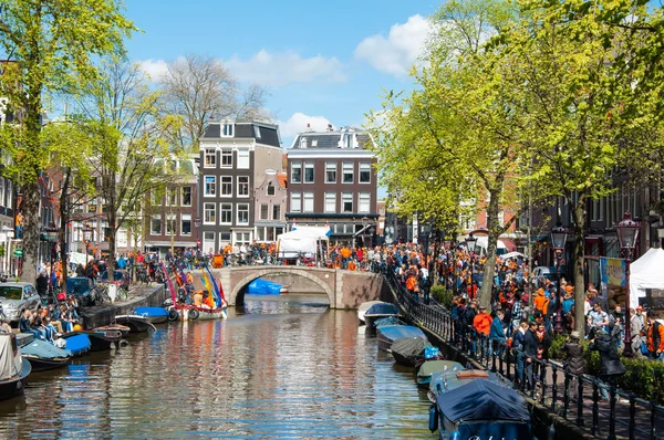 AMSTERDAM-APRIL 27: Amsterdam downtown full of crowd of people during King's Day on April 27,2015. — Stockfoto