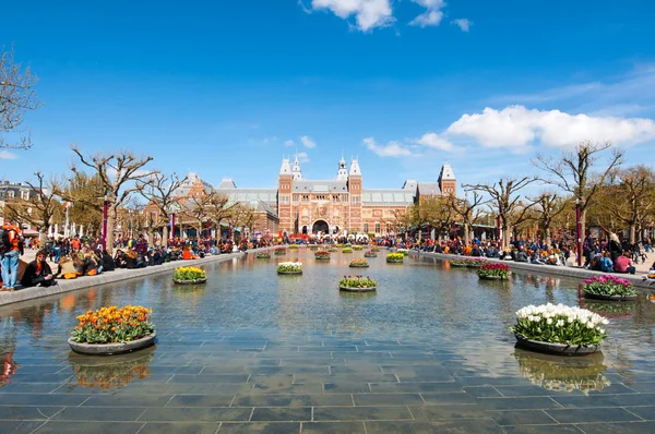 AMSTERDAM-APRIL 27: The Rijksmuseum from the Museumplein during King's Day on April 27, 2015. — Stockfoto