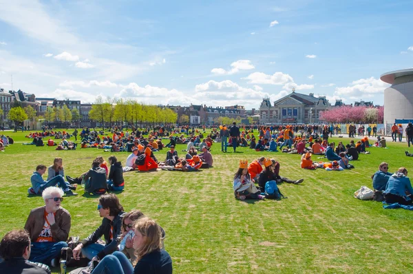 AMSTERDAM-APRIL 27: People relax at the Museumplein on King's Day on April 27,2015. — Stock Photo, Image