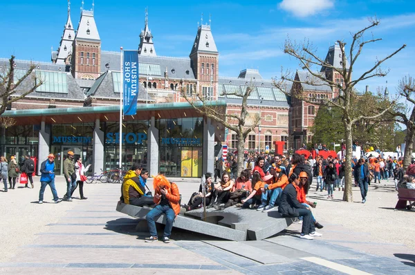 AMSTERDAM-APRIL 27: Crowd of people at the Museumplein during King's Day on April 27,2015. — стокове фото