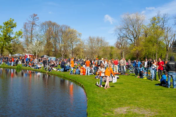 AMSTERDAM-APRIL 27: Locals and tourists in orange celebrate King's Day in on April 27,2015 in Vondelpark. — Stock Photo, Image