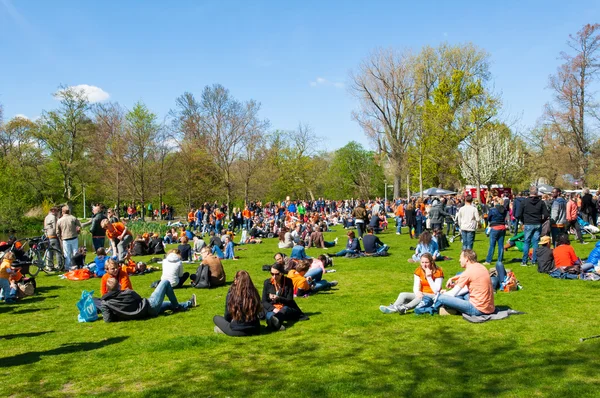 AMSTERDAM-APRIL 27: People  in Vondelpark celebrate King's Day on April 27,2015, the Netherlands. — Stock Photo, Image