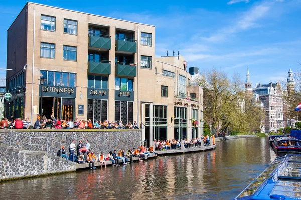 AMSTERDÃO - 27 de abril: Famoso Aran Pub no canal de Amsterdã durante o Dia do Rei em 27 de abril de 2015, na Holanda . — Fotografia de Stock