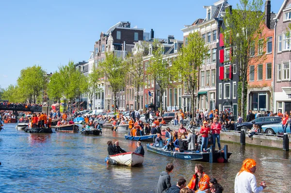 AMSTERDAM-ABRIL 27: Los lugareños y turistas en los barcos participan en la celebración del Día del Rey el 27 de abril de 2015 los Países Bajos . — Foto de Stock