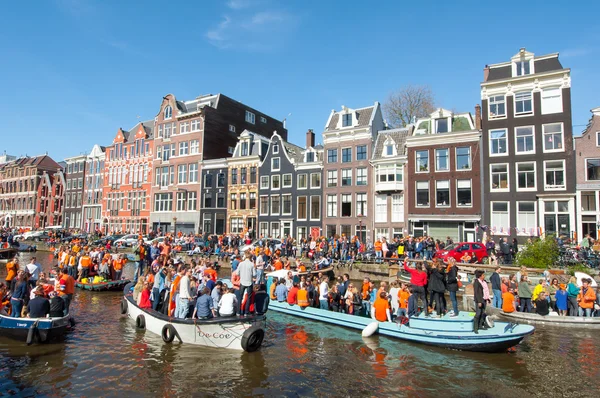 AMSTERDAM-APRIL 27: Crowd of people on the boats participate in celebrating King's Day on April 27,2015 the Netherlands. — Stockfoto