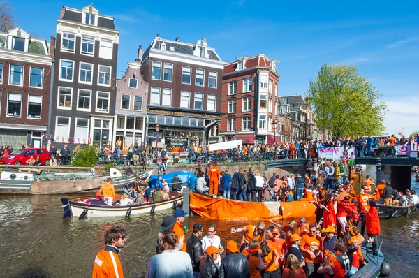 AMSTERDAM-APRIL 27: Locals and tourists on the boats participate in celebrating King's Day on April 27,2015 the Netherlands. — Stock Photo, Image