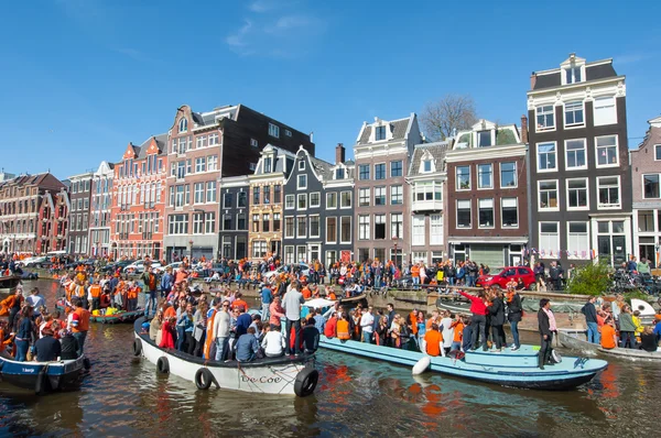 AMSTERDAM-ABRIL 27: Multitud de personas en barcos participan en la celebración del Día del Rey el 27 de abril de 2015 Holanda . — Foto de Stock