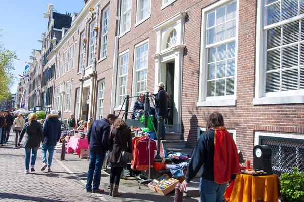 AMSTERDAM, PAÍSES BAJOS-ABRIL 27: Los lugareños exhiben bric-a-brac fuera de sus casas para la venta en el Día del Rey el 27 de abril de 2015 . — Foto de Stock