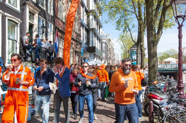 AMSTERDAM-ABRIL 27: Los lugareños y turistas celebran el Día del Rey en el distrito rojo el 27 de abril de 2015, Holanda . — Foto de Stock