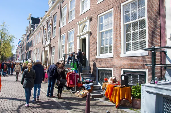 AMSTERDAM, PAÍSES BAJOS-27 DE ABRIL: Mercado callejero de bric-a-brac durante el Día del Rey el 27 de abril de 2015 . — Foto de Stock