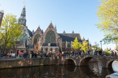 Eski Amsterdam kırmızı ışık İlçesi'nde kanaldan görüldüğü gibi Kilisesi.