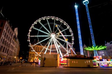 Amsterdam, Hollanda-27 Nisan: Amsterdam 'da Kral günü 'nde gece Dam Meydanı 'nda büyük tekerlek 27 Nisan 2015.