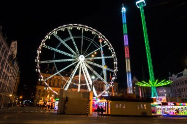 Amsterdam-Nisan 27: Dam Meydanı ve Kraliyet Sarayı gece arka planda King 's Day Nisan 'da 27, 2015 Amsterdam, Hollanda.