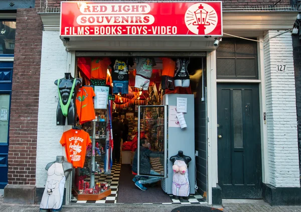 Boutique de souvenirs dans le quartier rouge pendant la fête du Roi à Amsterdam, aux Pays-Bas . — Photo