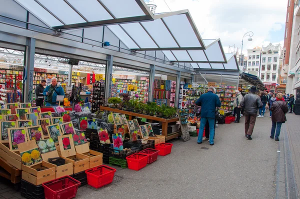 Kleine winkels bieden volop kamerplanten en bollen op de bloemenmarkt van Amsterdam. — Stockfoto