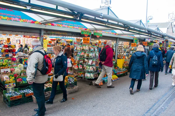 Mensen kopen kamerplanten en bollen op de bloemenmarkt van Amsterdam. — Stockfoto