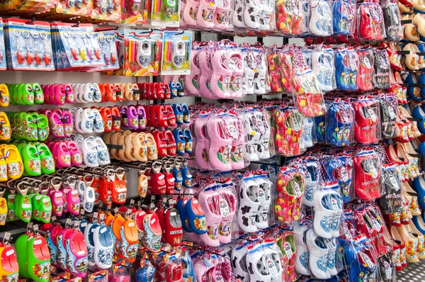 Traditionele Nederlandse souvenirs weergegeven voor verkoop in een lokale winkel, Nederland. — Stockfoto