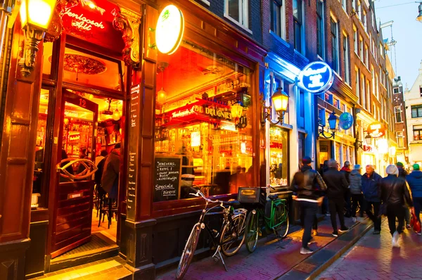Vida nocturna en Amsterdam calle estrecha alrededor del barrio rojo . — Foto de Stock