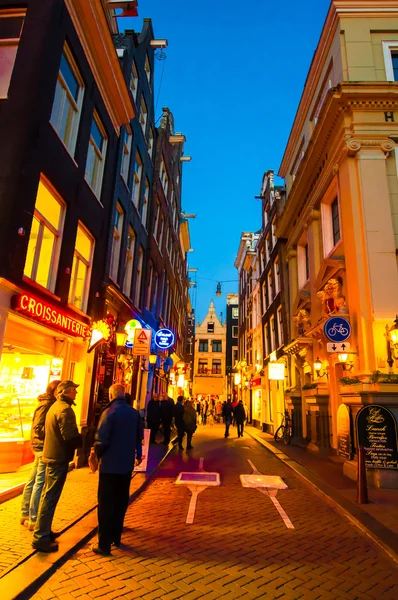 Natteliv på Amsterdam smalle gade . - Stock-foto