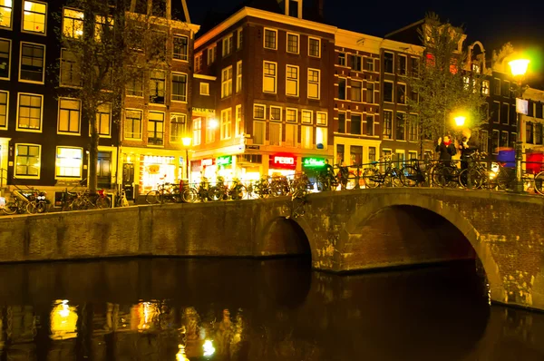 Barrio rojo por la noche en Amsterdam, Países Bajos. — Foto de Stock