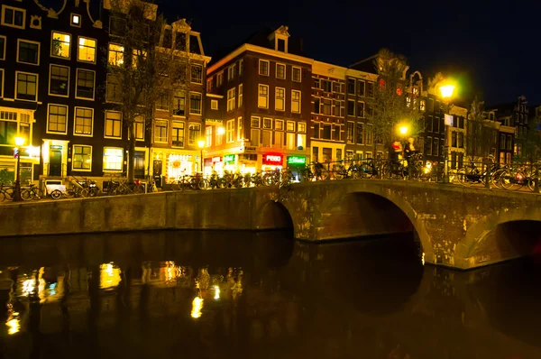 Kırmızı Fener Sokağı gece, Amsterdam. Hollanda. — Stok fotoğraf