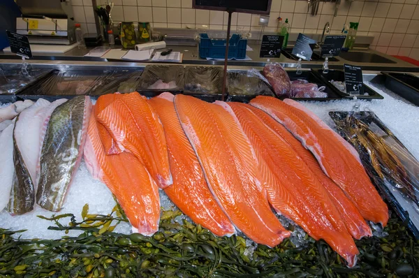 Amsretdam-april 28: verse Nederlandse zeevruchten weergegeven te koop in een plaatselijke winkel op april 28,2015, Nederland. — Stockfoto