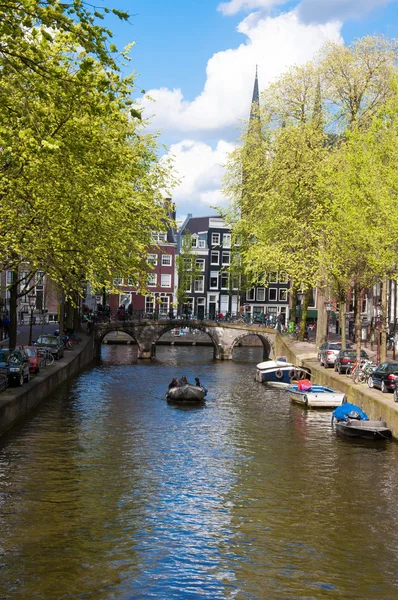 Amsterdam canal en el mediodía, los Países Bajos . Imagen de archivo