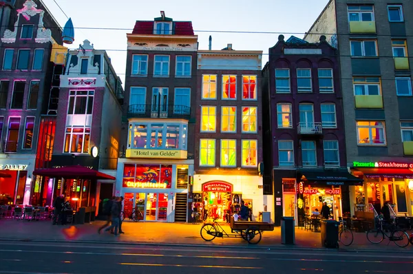 Calle Rokin durante la noche. Ámsterdam . Fotos de stock libres de derechos