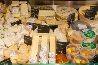 amsretdam-28 Nisan: Hollanda peynir bir yerel dükkanında Satılık Nisan'da görüntülenen çeşitli markalar 28,2015, Hollanda.