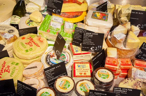AMSRETDAM-APRIL 28: Traditional brands of Dutch cheese displayed for sale in a local shop on April 28,2015. — Stock Photo, Image