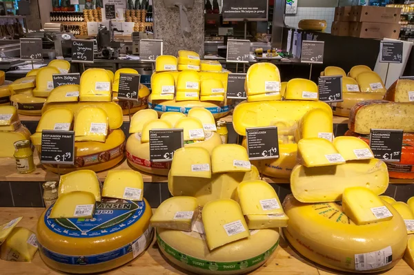 Amsretdam-28 april: traditionell holländsk ost visas för försäljning i en lokal butik på april 28,2015, Nederländerna. — Stockfoto