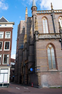 17. yüzyıl binası ile Amsterdam dar sokak.