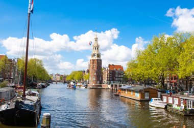 Montelbaanstoren Kulesi Oudeschans kanalı'nın kıyısında. Hollanda.